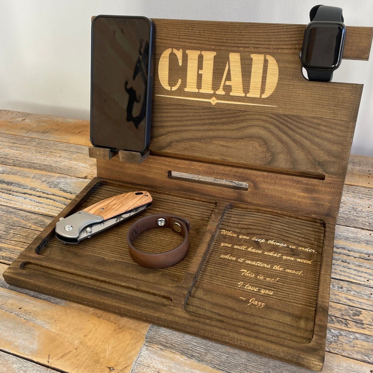 Personalized wooden charging dock with slots for smartphones, watches, and keys, featuring custom engraving of a name and message – perfect for Valentine’s Day, Father’s Day, or birthdays.