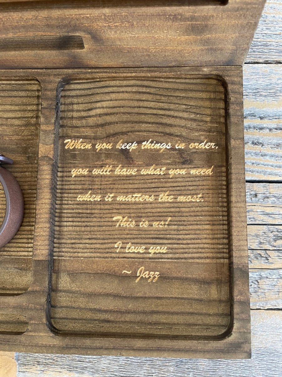 Personalized wooden charging dock with slots for smartphones, watches, and keys, featuring custom engraving of a name and message – perfect for Valentine’s Day, Father’s Day, or birthdays.