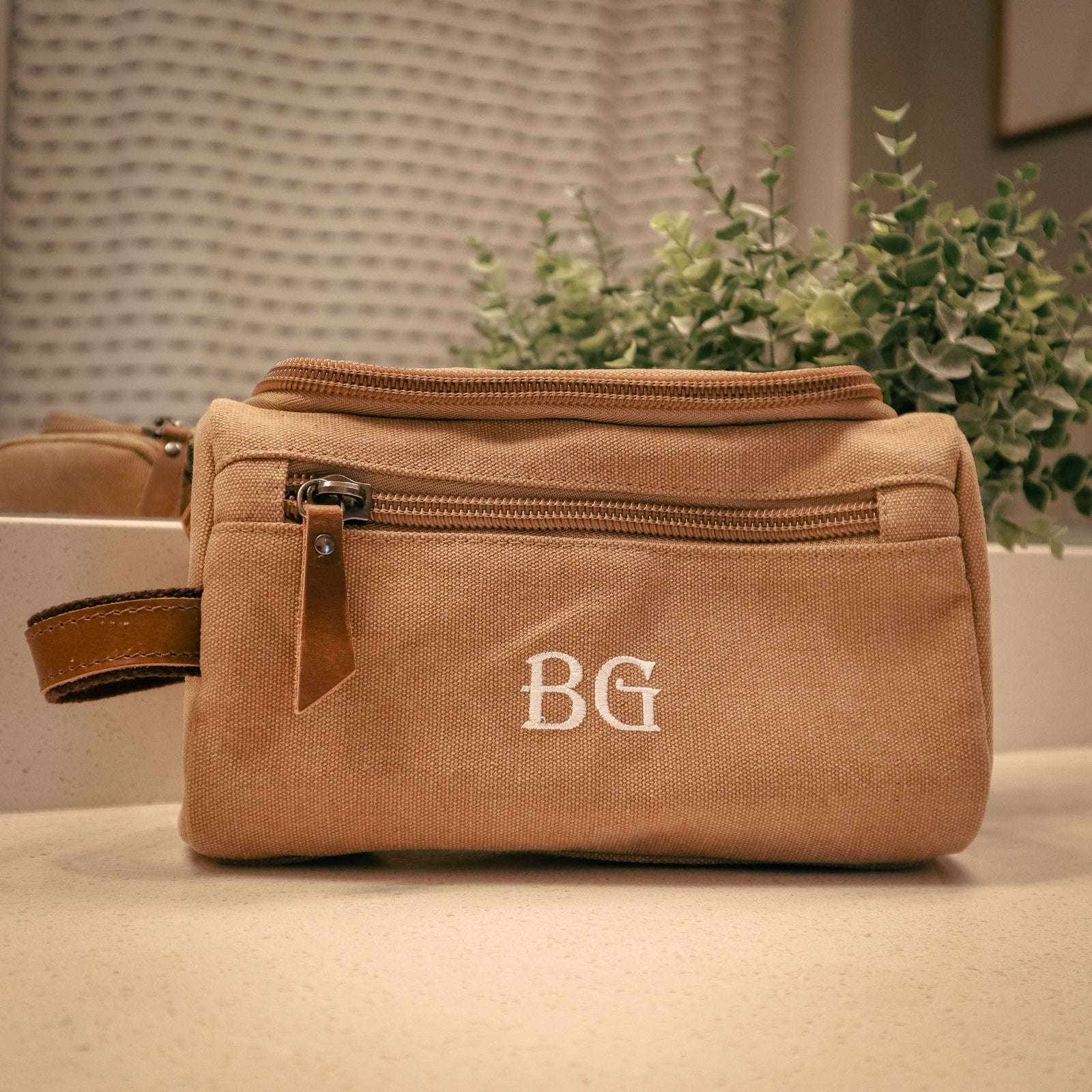  Personalized Leather Toiletry Bag For Men with Hook, Groomsmen  Gifts Travel Bag Laser Engraved Name Monogram Leather Gift Anniversary Gift  For Him Husband Father Leather Dopp Kit with Side Handle 